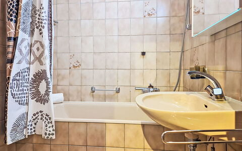 Foret E3: Salle De Bains, Luminaire Plomberie, Lavabo, Design Intérieur, Sol, Sol, Évier, Baignoire, Robinet, Toilette