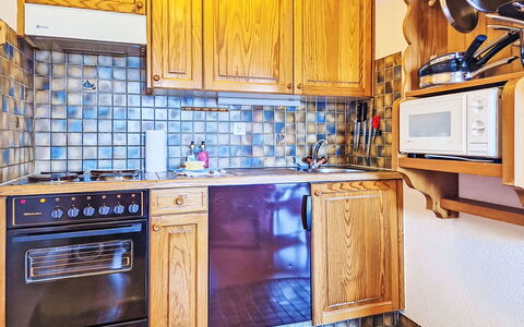Foret E3: Cuisine, Principaux Appliance, Bois, Comptoir, Appareil De Cuisine, Design Intérieur, Cabinetry, Robinet, Pièce, Cuisinière