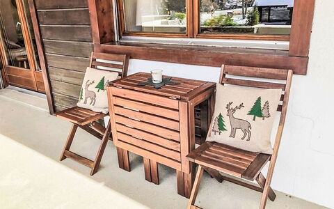 Grand Place 5: Propriété, Bâtiment, Fenêtre, Meubles, Plante, Bois, Table, Design Intérieur, Tiroir, Chaise