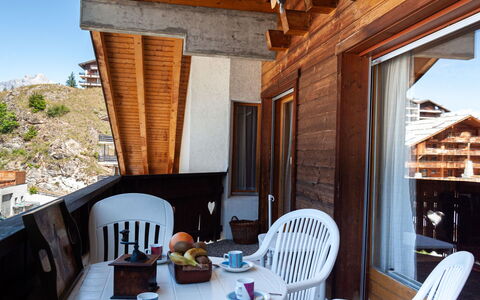 Nendaz 340: Table, Meubles, Propriété, Bâtiment, Chaise, Design Intérieur, Vaisselle, Bois, Ombre, Porche