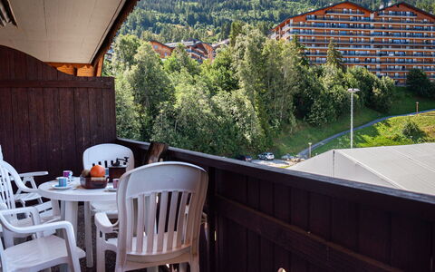 Nendaz 340: Table, Meubles, Propriété, Bâtiment, Chaise, Plante, Ciel, Ombre, Éclairage, Bois