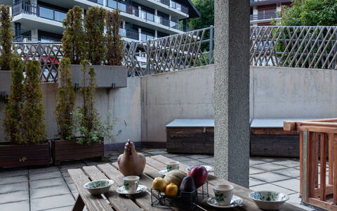 Nendaz 360: Table, Vaisselle, Bâtiment, Plante, Bois, Mobilier De Jardin, Design Urbain, Arbre, Loisir, Immobilier