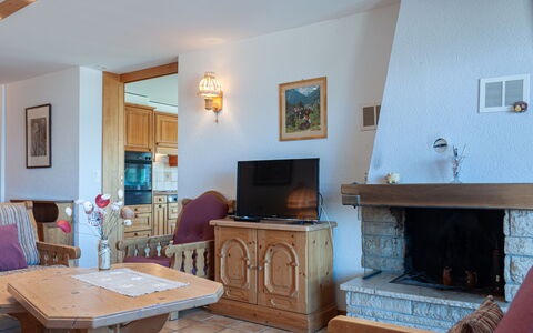 Nendaz 390: Cadre, Meubles, Propriété, Bleu Azur, Bois, Tiroir, Salon, Table, Design Intérieur, Éclairage