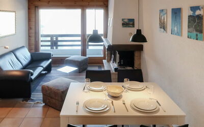 Hauts de Nendaz B K5 390.8: Table, Meubles, Propriété, Bâtiment, Canapé, Bois, Design Intérieur, Salon, Architecture, Vaisselle
