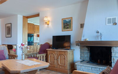 Hauts de Nendaz B Op 390.1: Cadre, Meubles, Propriété, Bleu Azur, Bois, Tiroir, Salon, Table, Design Intérieur, Éclairage