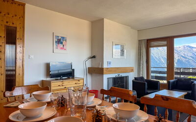 Christiania i F6 400.33: Bois, Plafond, Meubles, Design Intérieur, Sol, Sol, Pièce, Chaise, Salon, Appartement