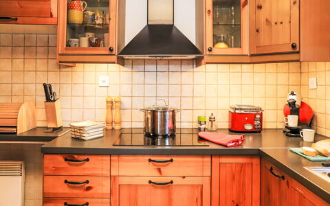 Chalet Picardie: Comptoir, Cabinetry, Propriété, Cuisine, Bois, Appareil De Cuisine, Cuisinière, Tiroir, Design Intérieur, Evier
