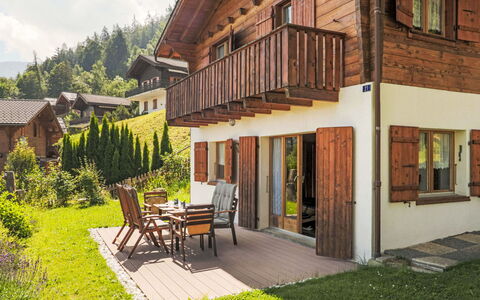 Chalet Picardie: Plante, Bâtiment, Propriété, Fenêtre, Ciel, Arbre, Bois, Chaise, Porte, Zone Résidentielle