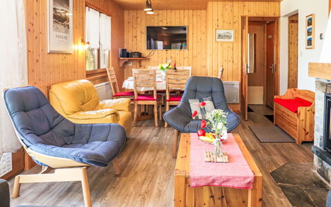 Chalet Picardie: Table, Meubles, Canapé, Bois, Design Intérieur, Confort, Chaise, Sol, Salon, Plante D'Appartement