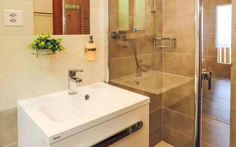 Chalet Picardie: Robinet, Luminaire Plomberie, Plante, Évier, Porte De Douche, Salle De Bains, Miroir, Douche, Design Intérieur