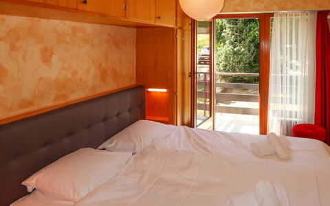 Nendaz 600: Meubles, Confort, Bâtiment, Bois, Textile, Orange, Ombre, Éclairage, Design Intérieur, Sol