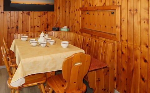 Nendaz 600: Meubles, Table, Propriété, Chaise, Bois, Design Intérieur, Dur, Tache De Bois, Sol, Nappe De Table