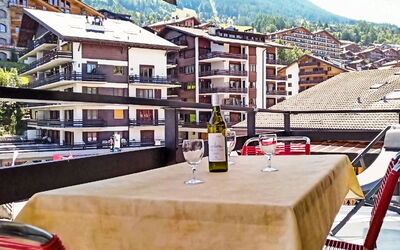 Nendaz 600: Bâtiment, Propriété, Fenêtre, Ciel, Bouteille, Montagne, Quartier, Maison, Design Urbain, Table