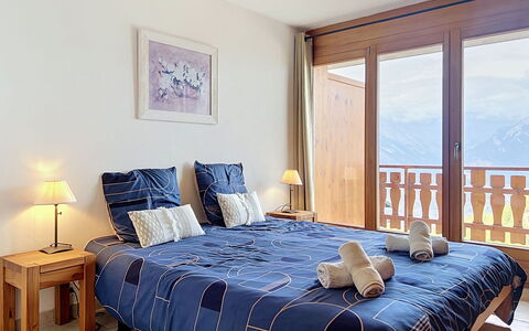 Nendaz 660: Meubles, Design Intérieur, Bois, Sol, Sol, Pièce, Lit, Chambre, Linge, Appartement