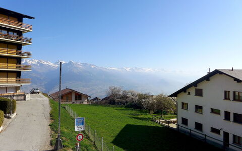 Cerisiers Hrez: Propriété, Ciel, Architecture, Zone Résidentielle, Bâtiment, Maison, Immobilier, Montagne, Station De Montagne, Chaîne De Montagnes