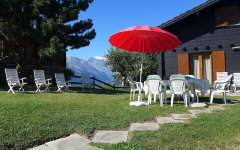 Peer Gynt: Parapluie, Ciel, Rouge, Propriété, Herbe, Pelouse, Maison, Immobilier, Arbre, Domicile