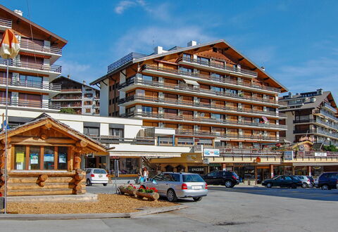 Nendaz 800: Ciel, Voiture, Bâtiment, Nuage, Propriété, Roue, Véhicule, Fenêtre, Design Urbain, Condominium