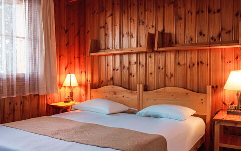 Magicien: Design Intérieur, Meubles, Lit, Chambre, Bois, Drap De Lit, Plafond, Literie, Sol, Pièce