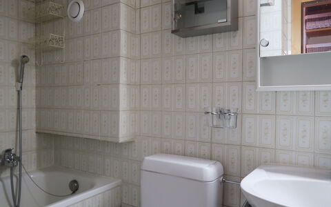 Nendaz 830: Propriété, Blanc, Luminaire Plomberie, Produit, Salle De Bains, Sol, Bâtiment, Mur, Baignoire, Matériel De La Propriété