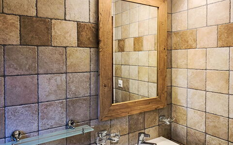 Nendaz 150: Marron, Miroir, Robinet, Évier, Propriété, Luminaire Plomberie, Bâtiment, Salle De Bains, Lavabo, Design Intérieur