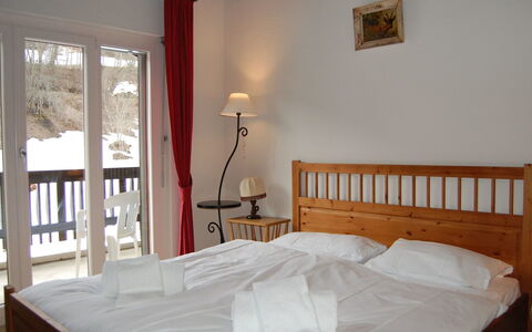 Nendaz 150: Chambre, Lit, Pièce, Meubles, Propriété, Cadre De Lit, Drap De Lit, Sol, Matelas, Literie