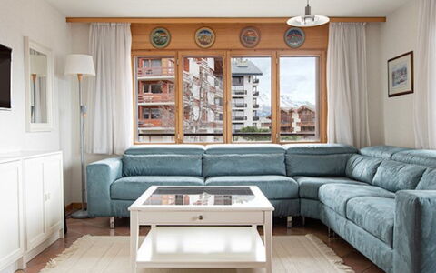 Nendaz 831: Table, Canapé, Meubles, Propriété, Bleu Azur, Fenêtre, Confort, Salon, Bois, Design Intérieur