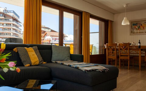 Nendaz 840: Propriété, Meubles, Fenêtre, Confort, Bâtiment, Bleu Azur, Ombre, Éclairage, Design Intérieur, Bois