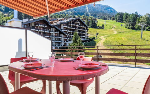 Nendaz 840: Table, Meubles, Propriété, Plante, Arbre, Ombre, Mobilier De Jardin, Design Intérieur, Tableau De Plein Air, Architecture