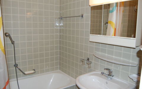 Bel Alp D3: Salle De Bains, Tuile, Propriété, Pièce, Baignoire, Luminaire Plomberie, Mur, Sol, Robinet, Accessoire Salle De Bain