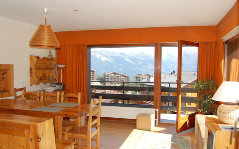 Bel Alp D3: Pièce, Propriété, Meubles, Bâtiment, Design Intérieur, Maison, Sol, Immobilier, Plafond, Table