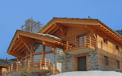 Sebas: Ciel, Bâtiment, Bois, Arbre, Fenêtre, Maison, Pente, Chalet, Ombre, Siding
