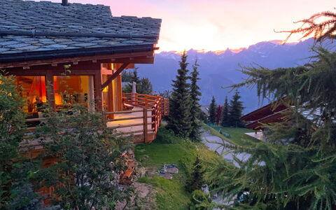 Sebas: Plante, Ciel, Propriété, Bâtiment, Paysage Naturel, Nuage, Arbre, Fenêtre, Montagne, Bois