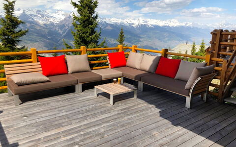 Sebas: Ciel, Nuage, Propriété, Meubles, Bâtiment, Plante, Table, Ombre, Mobilier De Jardin, Bois