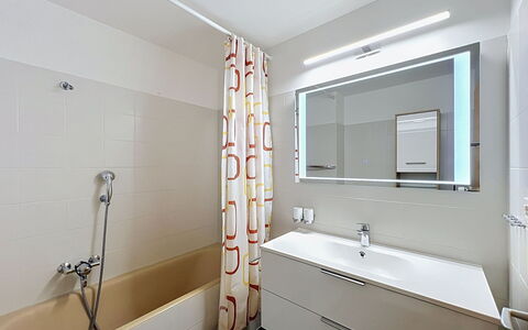 Diana E2: Luminaire Plomberie, Design Intérieur, Sol, Mur, Salle De Bains, Sol, Robinet, Plomberie, Lavabo, Plafond