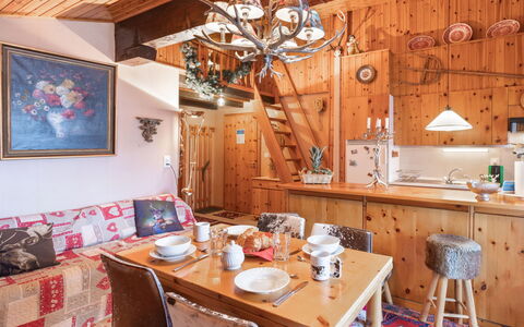 Nendaz 880: Propriété, Ciel, Table, Bois, Ombre, Sol, Mobilier De Jardin, Chaise, Sol, Tache De Bois