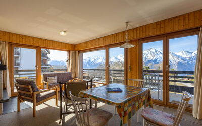 Nendaz 890: Meubles, Table, Bâtiment, Fenêtre, Chaise, Bois, Plante, Design Intérieur, Ombre, Sol