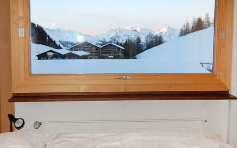 Siviez-Nendaz 100: Pièce, Montagne, Neige, Fenêtre, Meubles, Écran, Table, Écran Plat, L'Hiver