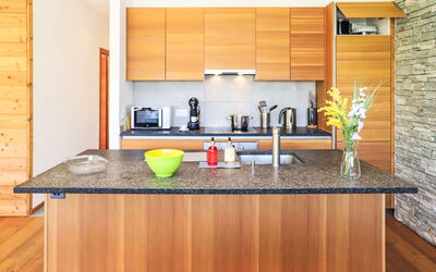 Rosablanche D 204 a 100.103: Comptoir, Cabinetry, Propriété, Evier, Robinet, Évier, Vaisselle, Cuisine, Fenêtre, Bois