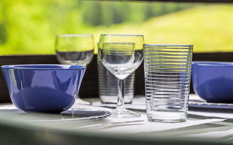 Siviez-Nendaz 400: Vaisselle, Drinkware, Verres À Pied, Vaisselle, Table, L'Eau, Serveware, Verre De Vin, Bar, Chaise