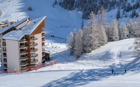 Siviez-Nendaz 400: Neige, Pente, Fenêtre, Bâtiment, Arbre, Montagne, Loisirs De Plein Air, Gelé, Plante, Terrain