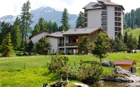 Siviez-Nendaz 400: Ciel, Propriété, Meubles, Table, Bâtiment, L'Eau, Chaise, Bois, Ombre, Design Intérieur