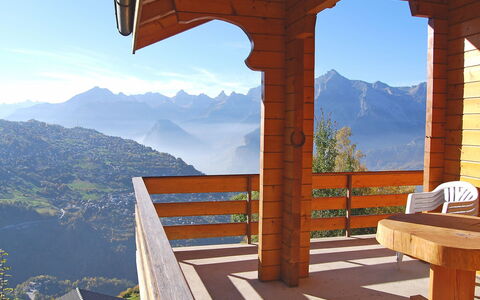 Gamine: Propriété, Ciel, Montagne, Architecture, Pièce, Arbre, Maison, Bois, Domicile, Atmosphère