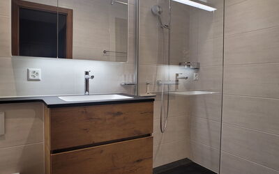 Veysonnaz 100: Miroir, Robinet, Évier, Propriété, Cabinetry, Luminaire Plomberie, Armoire De Toilette, Bâtiment, Comptoir, Architecture
