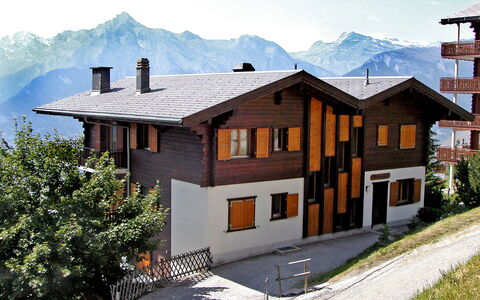 Les Bouillets: Ciel, Bâtiment, Montagne, Propriété, Plante, Fenêtre, Bois, Maison, Chalet, Pente