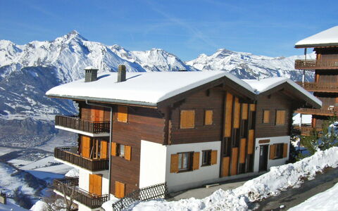 Les Bouillets: Ciel, Bâtiment, Neige, Propriété, Montagne, Fenêtre, Maison, Pente, Architecture, Arbre