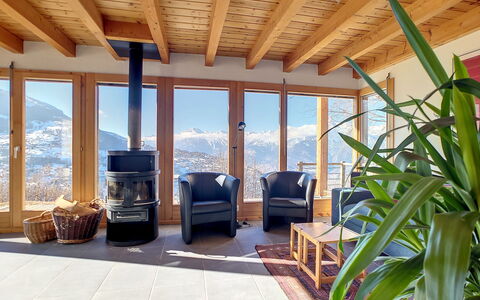 Au Bisse: Meubles, Propriété, Plante, Bâtiment, Canapé, Plante D'Appartement, Table, Bois, Ombre, Fenêtre