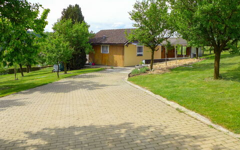 Hügli: Plante, Bâtiment, Ciel, Propriété, Arbre, Fenêtre, Nuage, Maison, Surface De La Route, Lot Terre