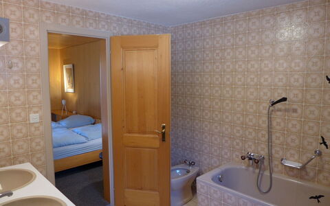 Chalet Marietta: Salle De Bains, Pièce, Propriété, Tuile, Mur, Luminaire Plomberie, Design Intérieur, Sol, Bâtiment, Architecture