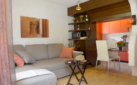 Harder: Meubles, Propriété, Canapé, Cadre, Salon, Bois, Éclairage, Design Intérieur, Étagère, Architecture