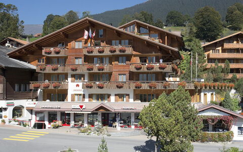 Grindelwald 100: Bâtiment, Plante, Ciel, Arbre, Design Urbain, Maison, Condominium, Fenêtre, Loisir, Façade